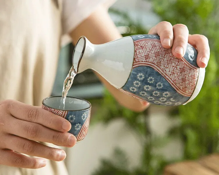 Exquisite Japanese Sake Bottle 4pcs Cups