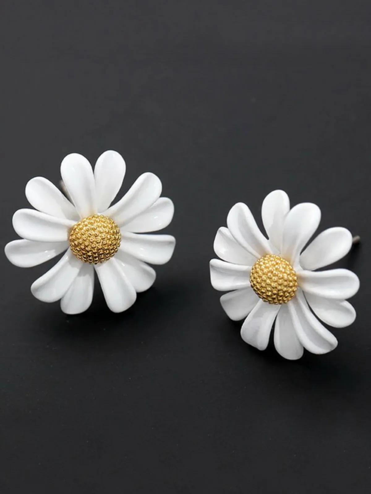 Pretty Petals Daisy Flower Earrings